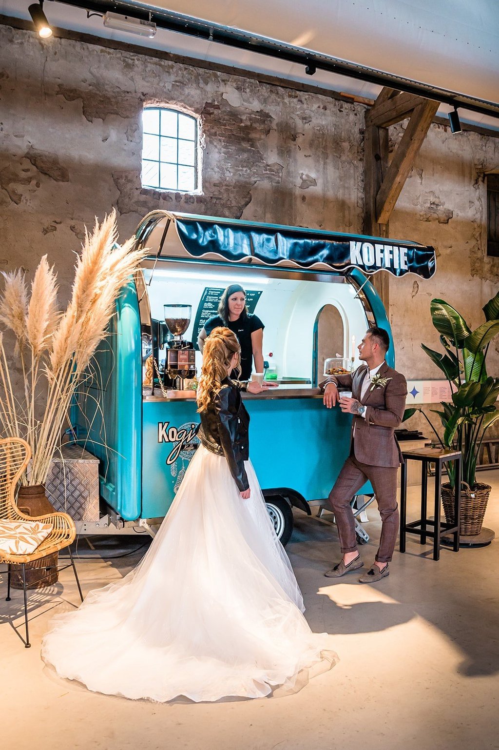 BrielseBoer-Zwartewaal-FotoNr266_Bruidspaar-KoffieTruck.jpg