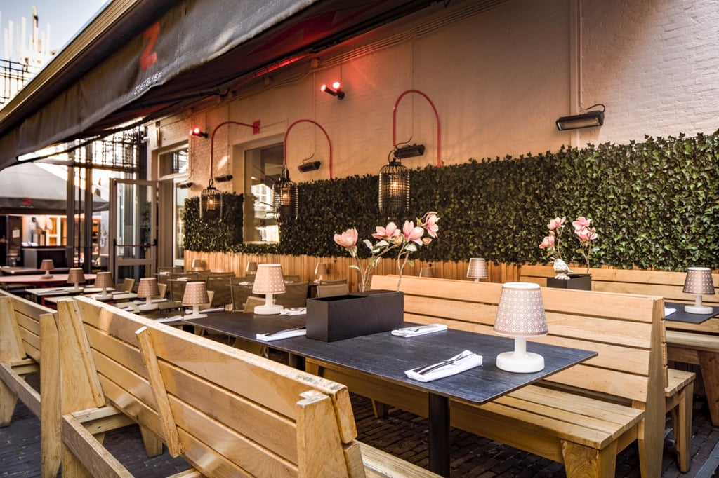 Groepsdiner op het terras bij Zoetelief