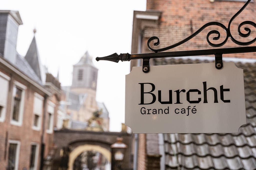 Burcht Grand Cafe in het centrum van Leiden