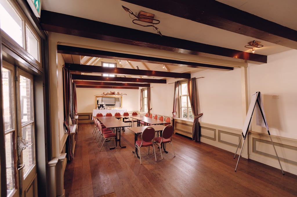 Vergaderen in de lichte Tuinzaal van Het Broeker Huis – flexibele U-opstelling