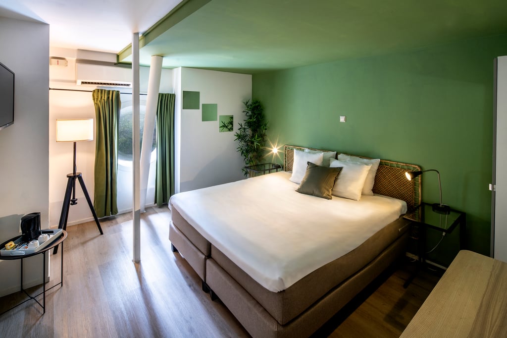 FLOATS Standard Double or Twin room