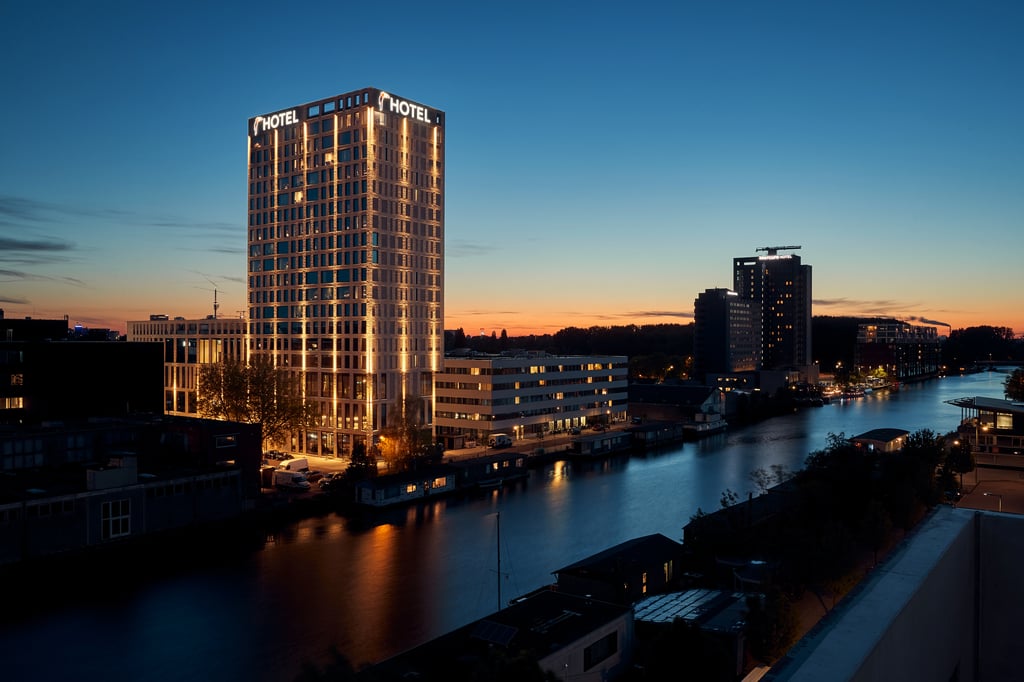 Exterieur bij zonsondergang – Van der Valk Hotel Amsterdam - Amstel