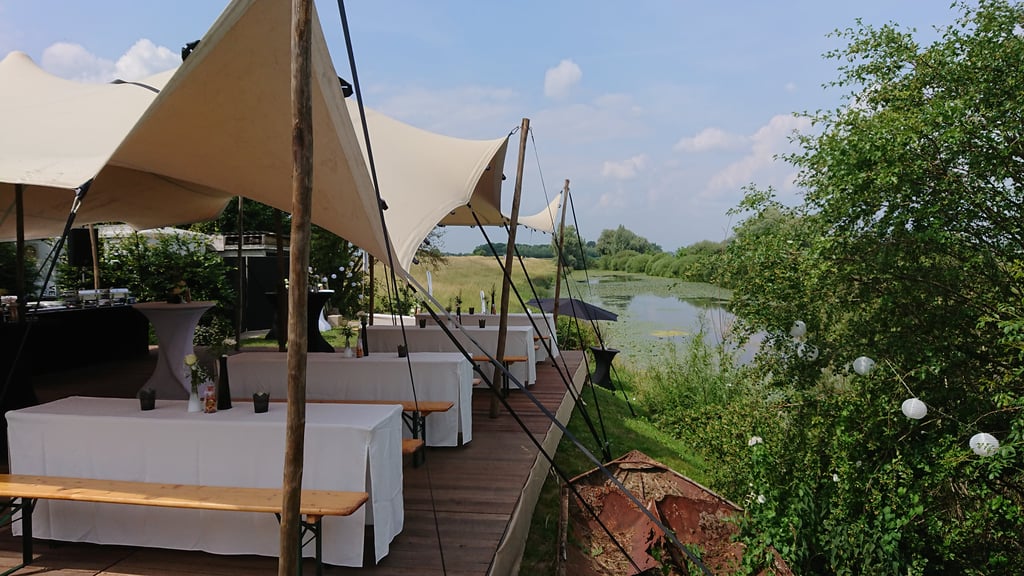 Stretch tent huur op buitenterrein