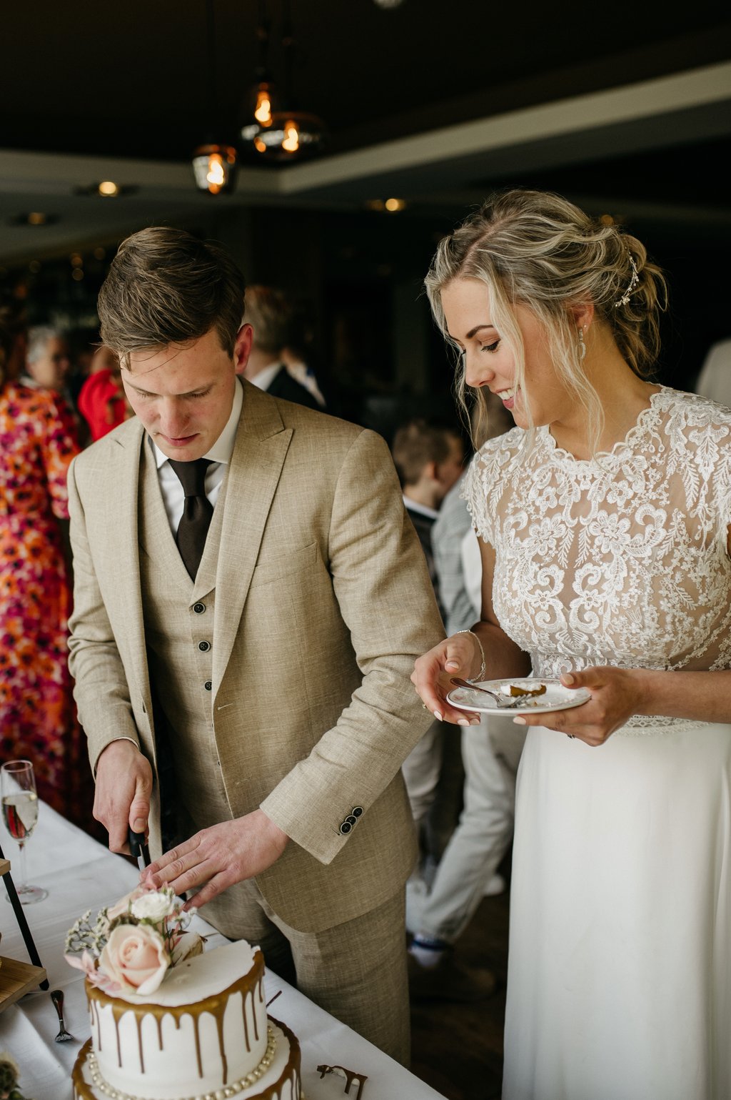 Bruidstaart aansnijden op terras Sallandse Heuvelrug