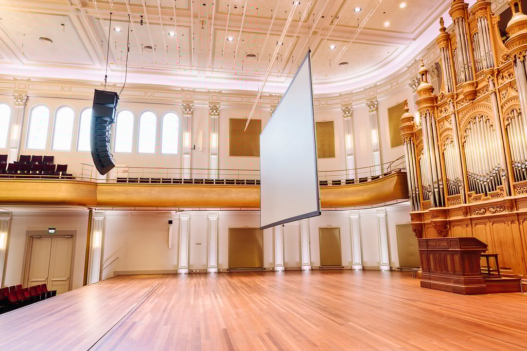phil-haarlem-grote-zaal-projectiescherm-6-bij-3.4-zijkant-2.jpg