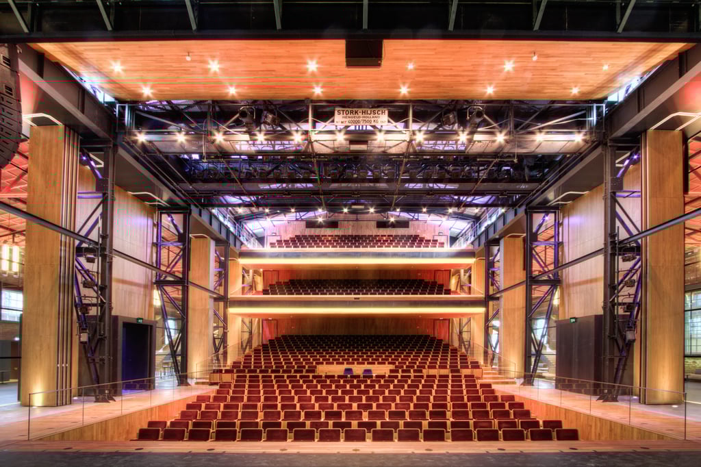 Grote zaal zaal met flexibele houten wandpanelen