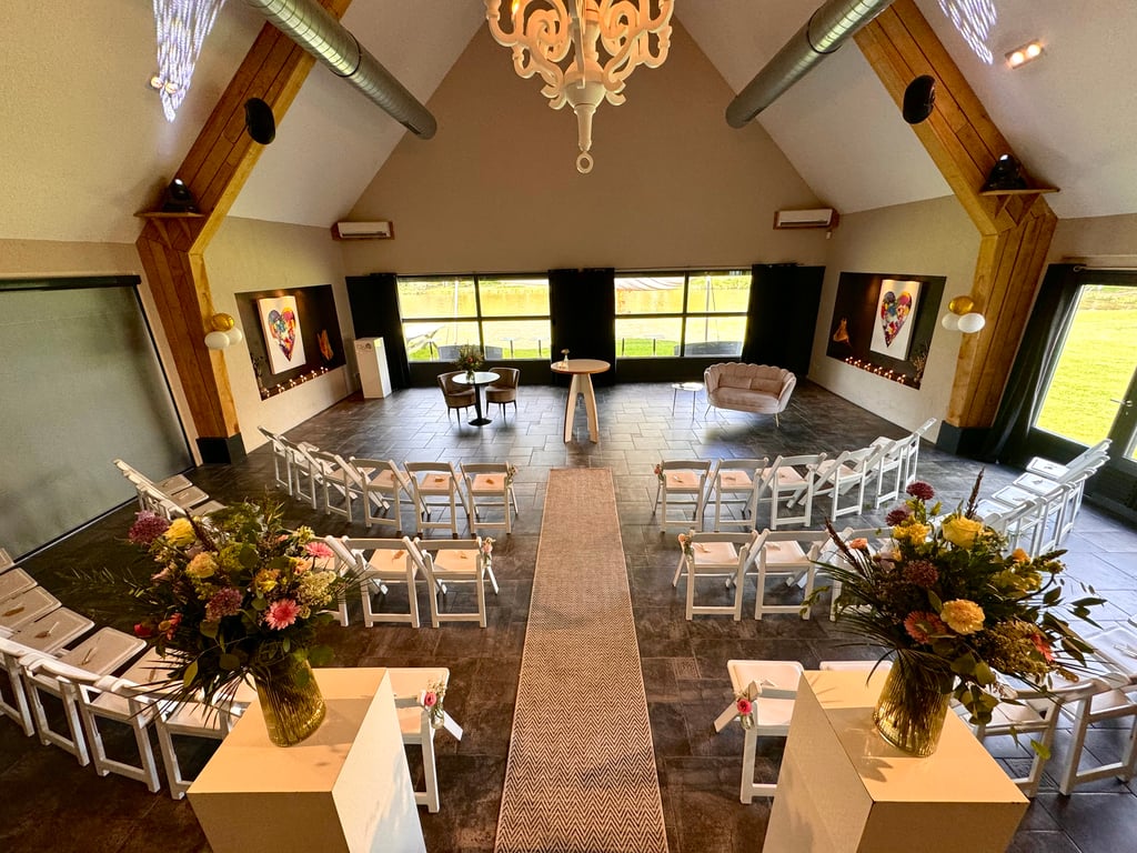 Opstelling trouw ceremonie binnen bij Restaurant Fox