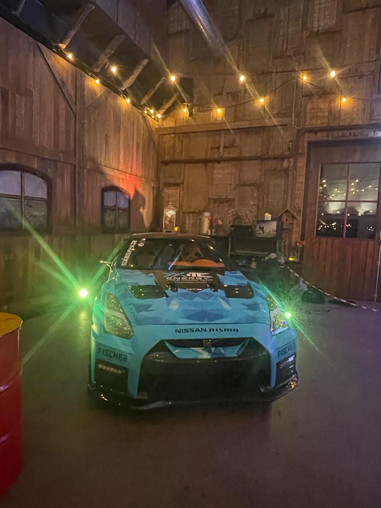 Auto in grote zaal.