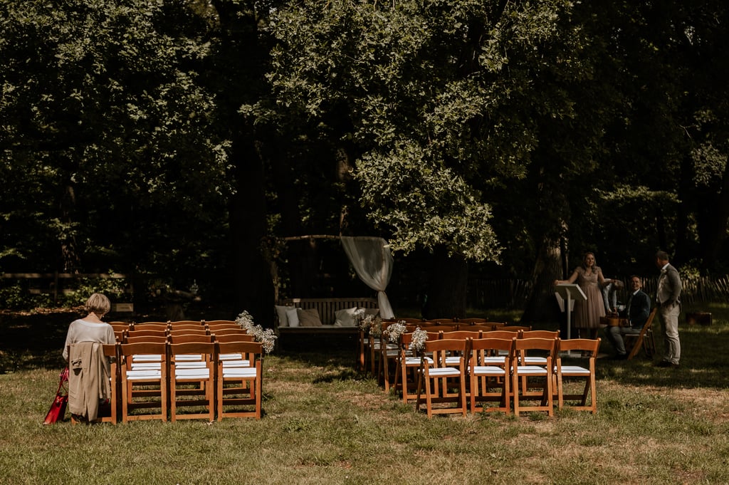 Onder de bomen - ceremonie 1.jpg