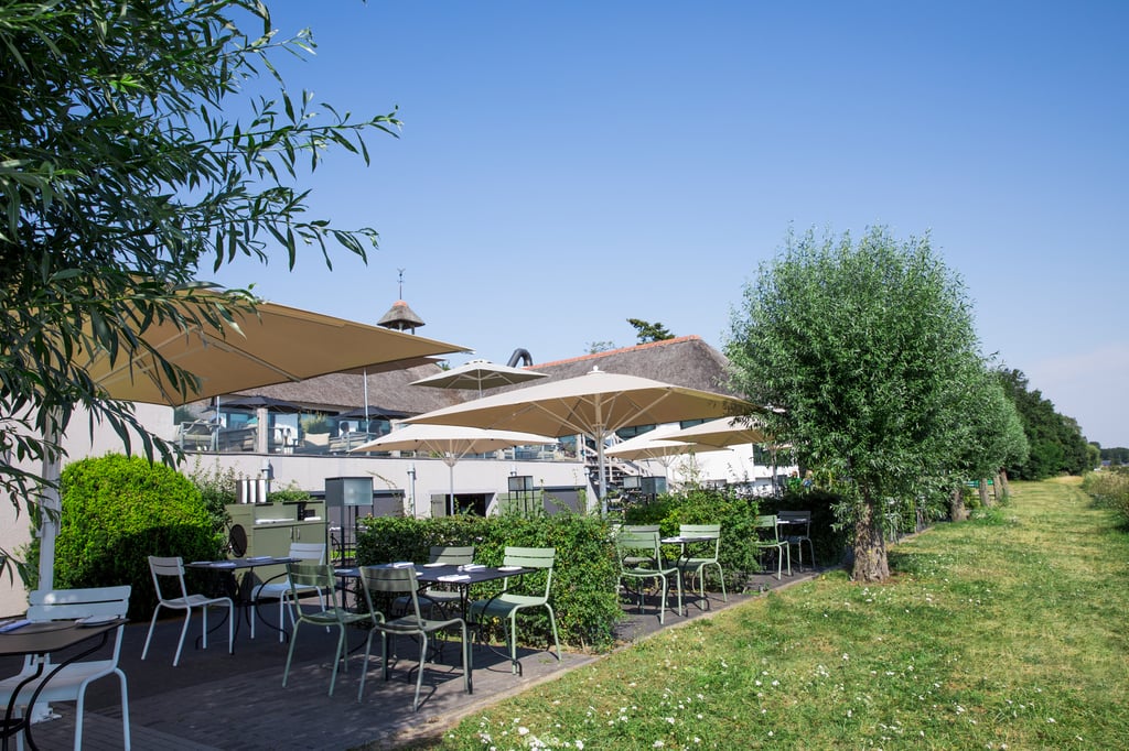Terras aan het water