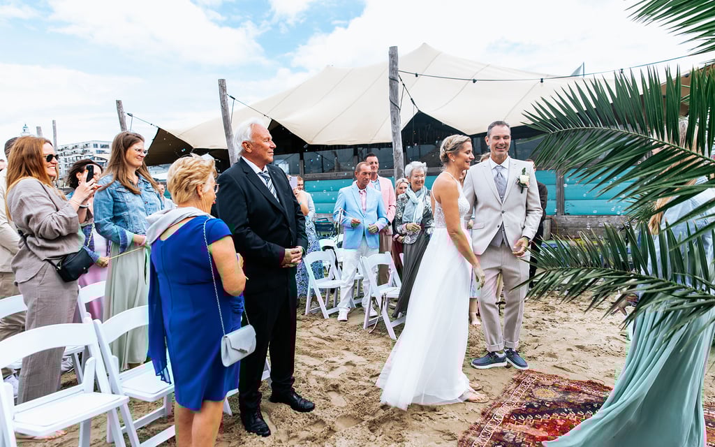 bruidspaar strand stretch tent