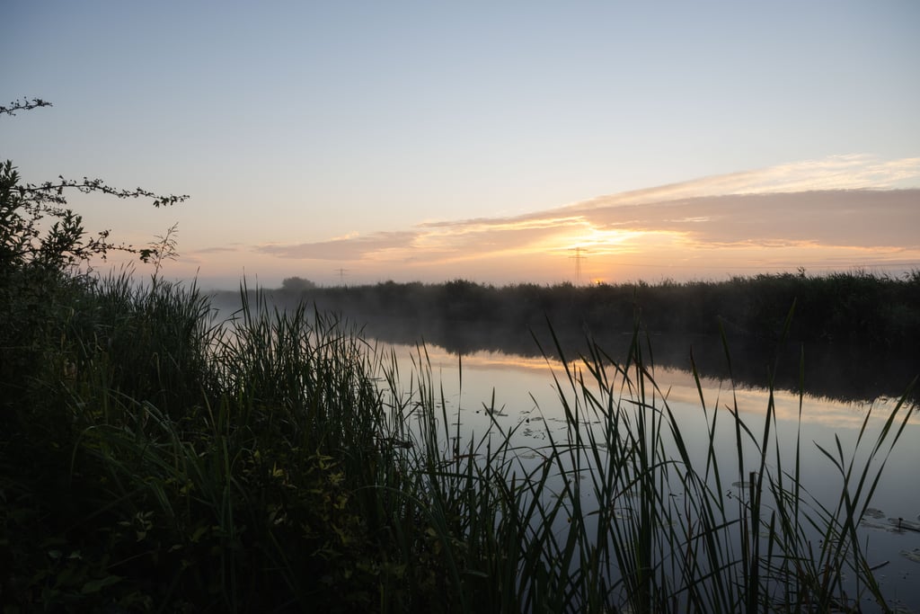 Zonsopkomst boven het water bij Weidum