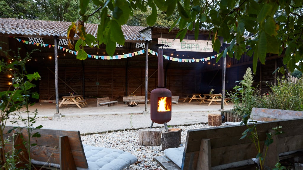 The Barn, 200m2 overdekt terras met een vuurplaats ernaast. 