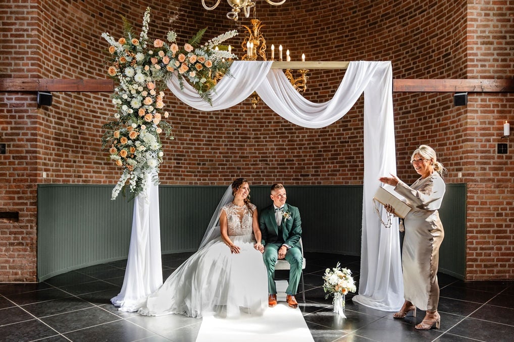 Ceremonie in de kapel met bloemenboog