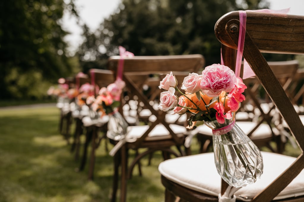  Bloemdecoratie tijdens buitenceremonie bij Kasteel Oost  