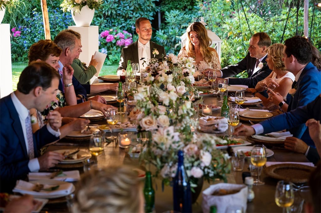 Diner aan lange tafels