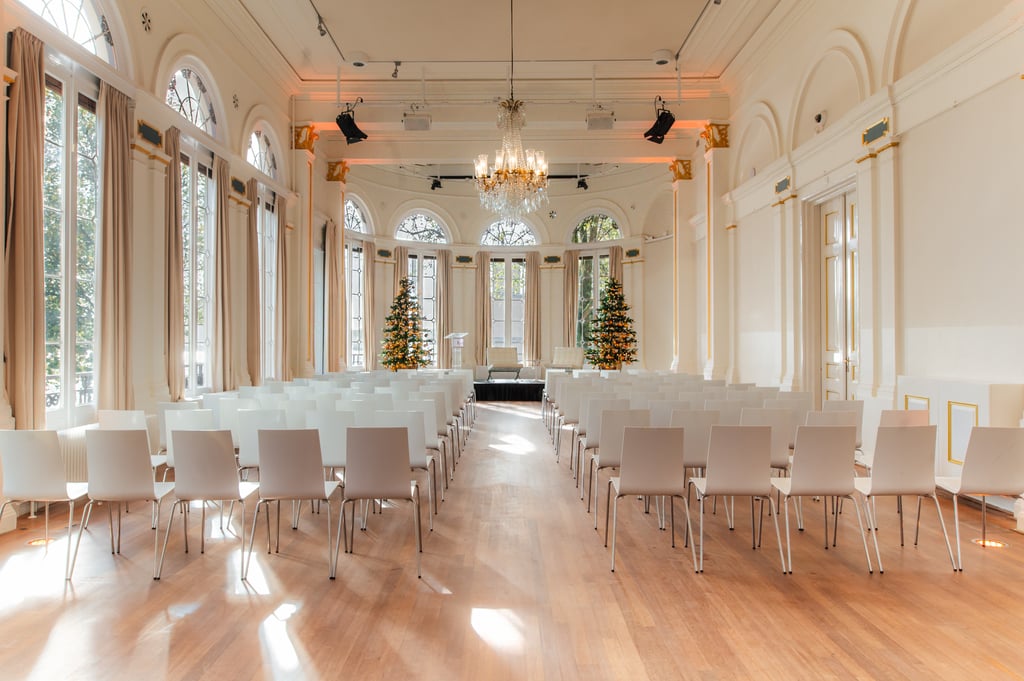 Balzaal Erkerzijde - Theateropstelling met kerstbomen