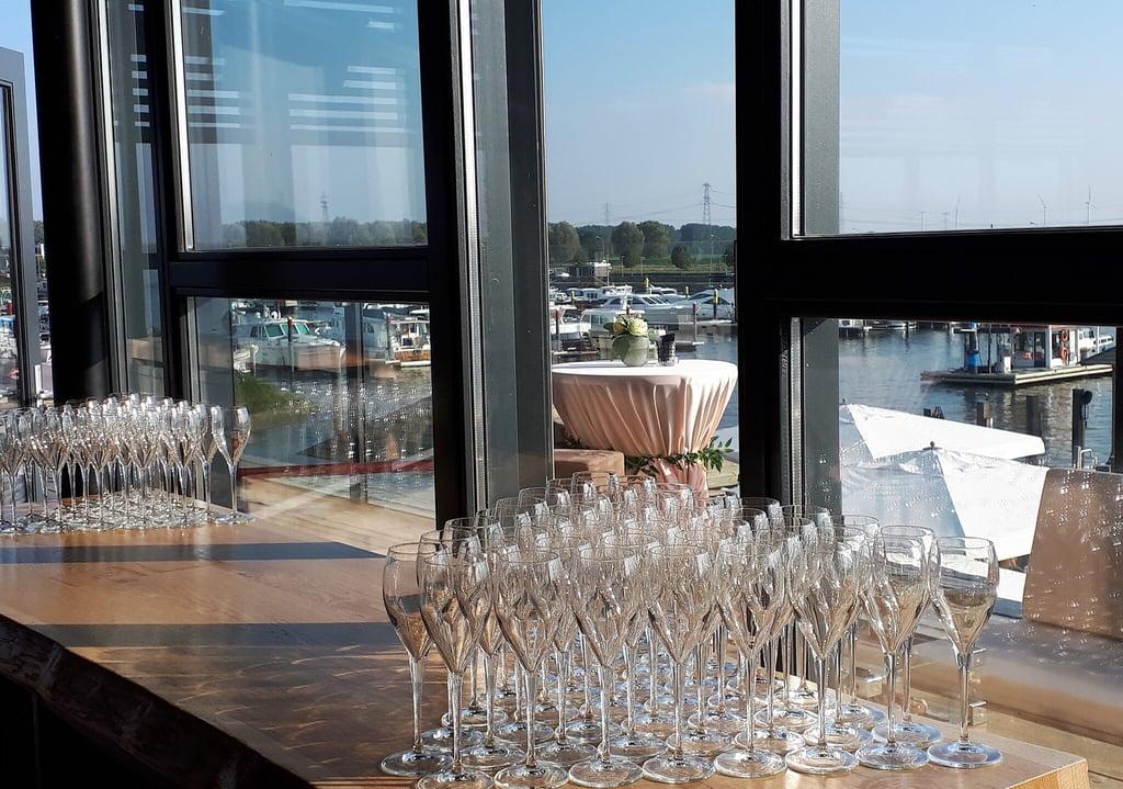 Receptie met uitzicht over de haven 