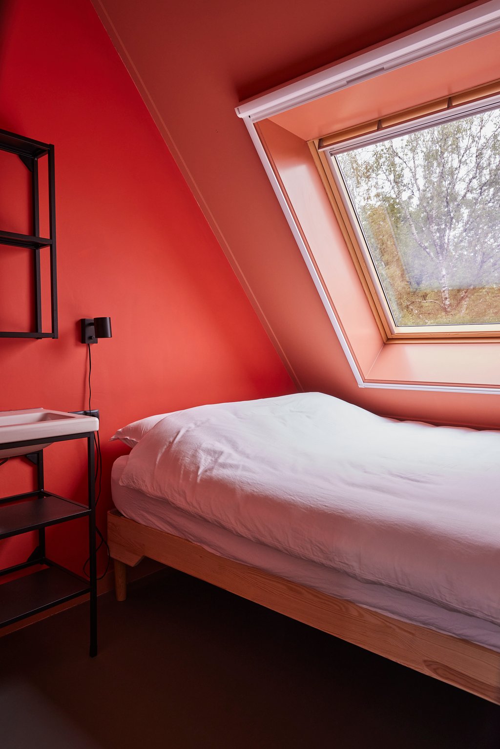 Knusse en kleurrijke boerderijkamers met een heerlijk ruim bed van 160cm breed.