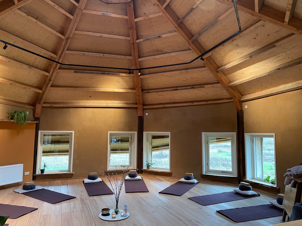 Yoga- en meditatiezaal in Slot Roggebot bij Yūgen Forest