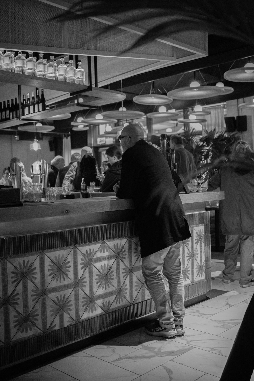 Man aan de bar