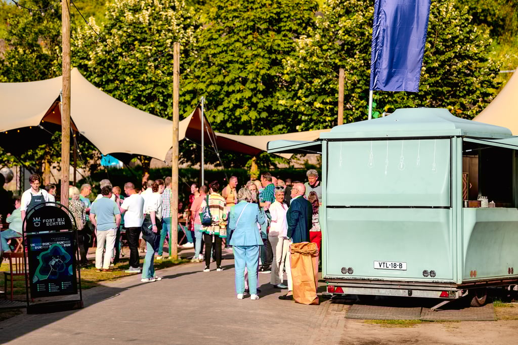 Festivalsetting op het middenterrein met foodtrucks