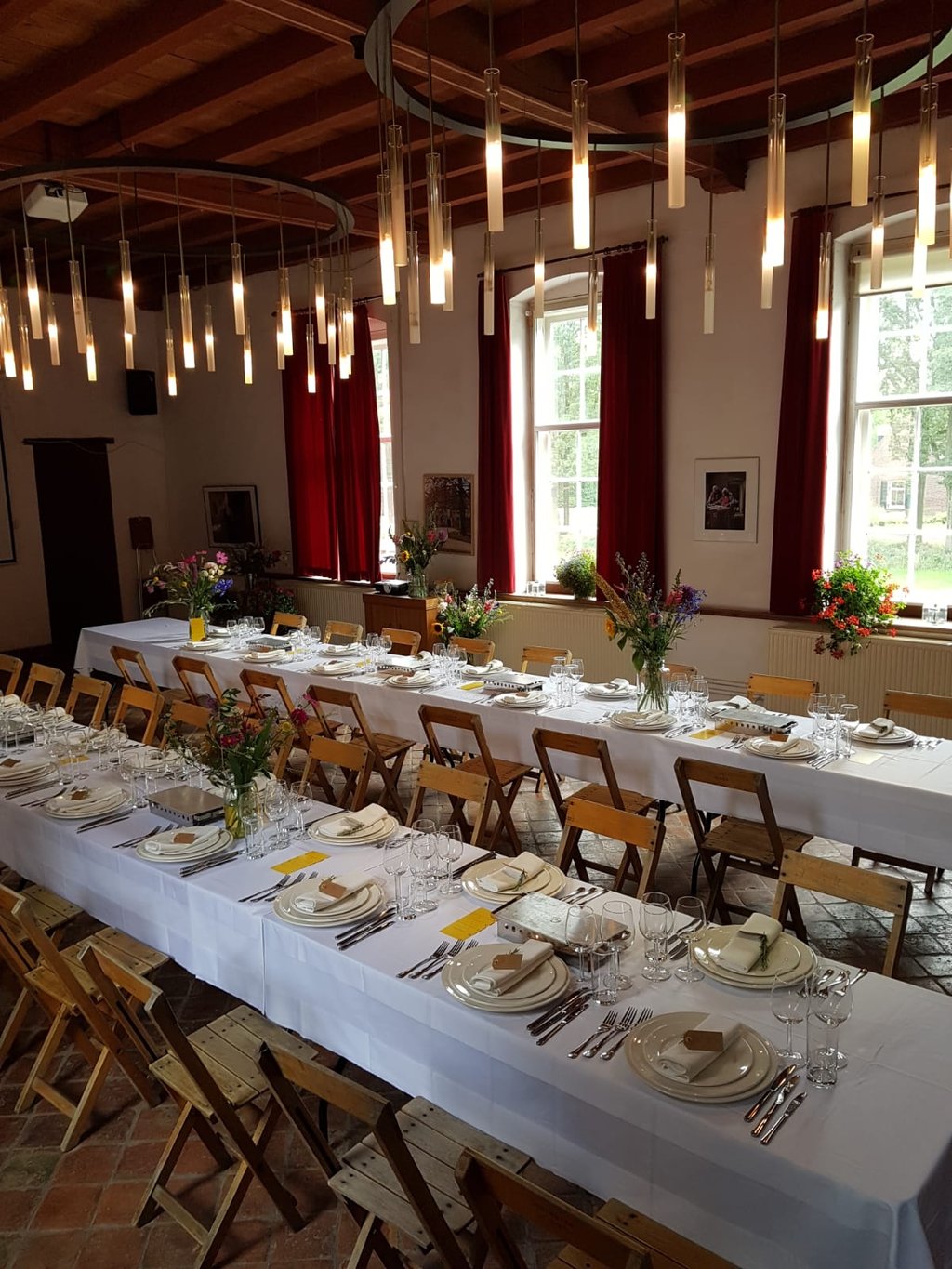Diner grote ridderzaal lange tafels