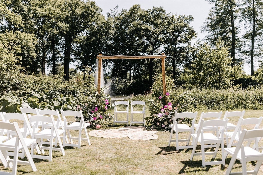 Ceremonie bij de vijver op het landgoed