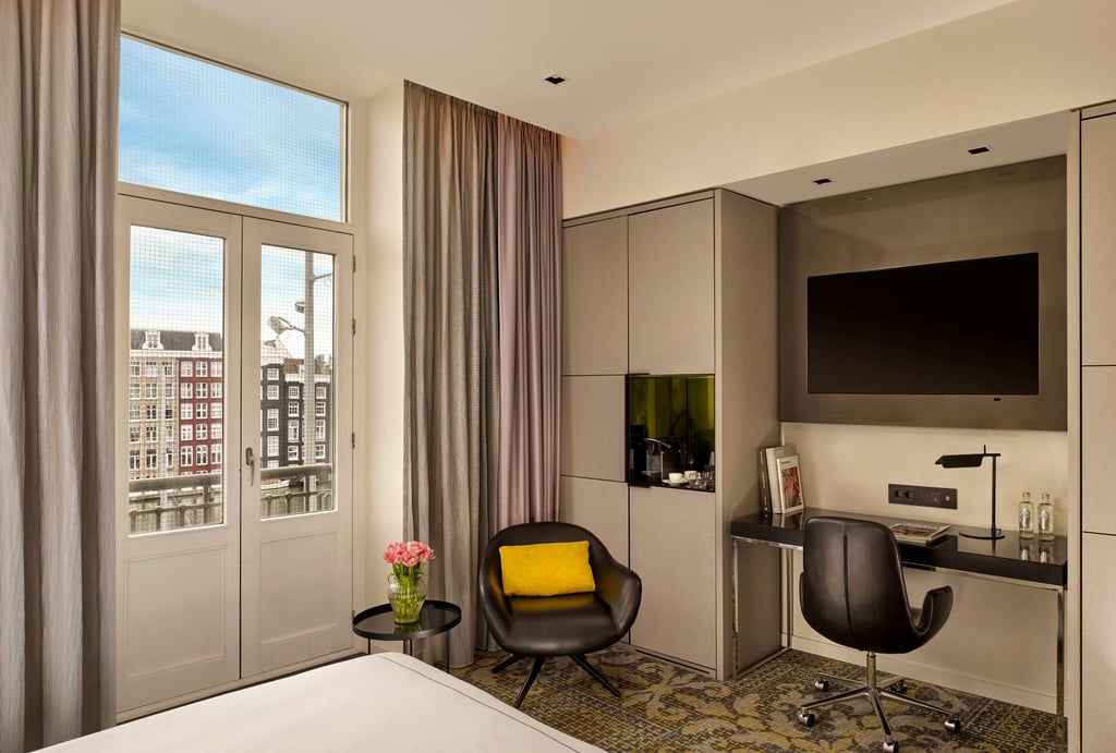 Superior king room with canal view