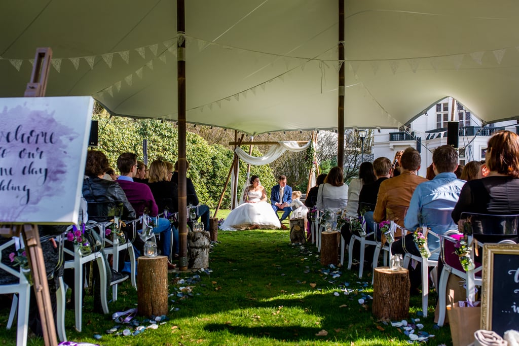 Buiten ceremonie onder tent bij Landgoed Avegoor