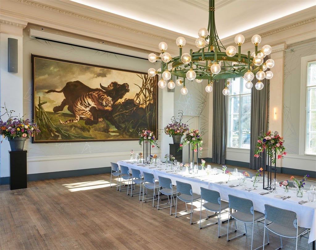 Tijgerzaal diner aan lange tafels
