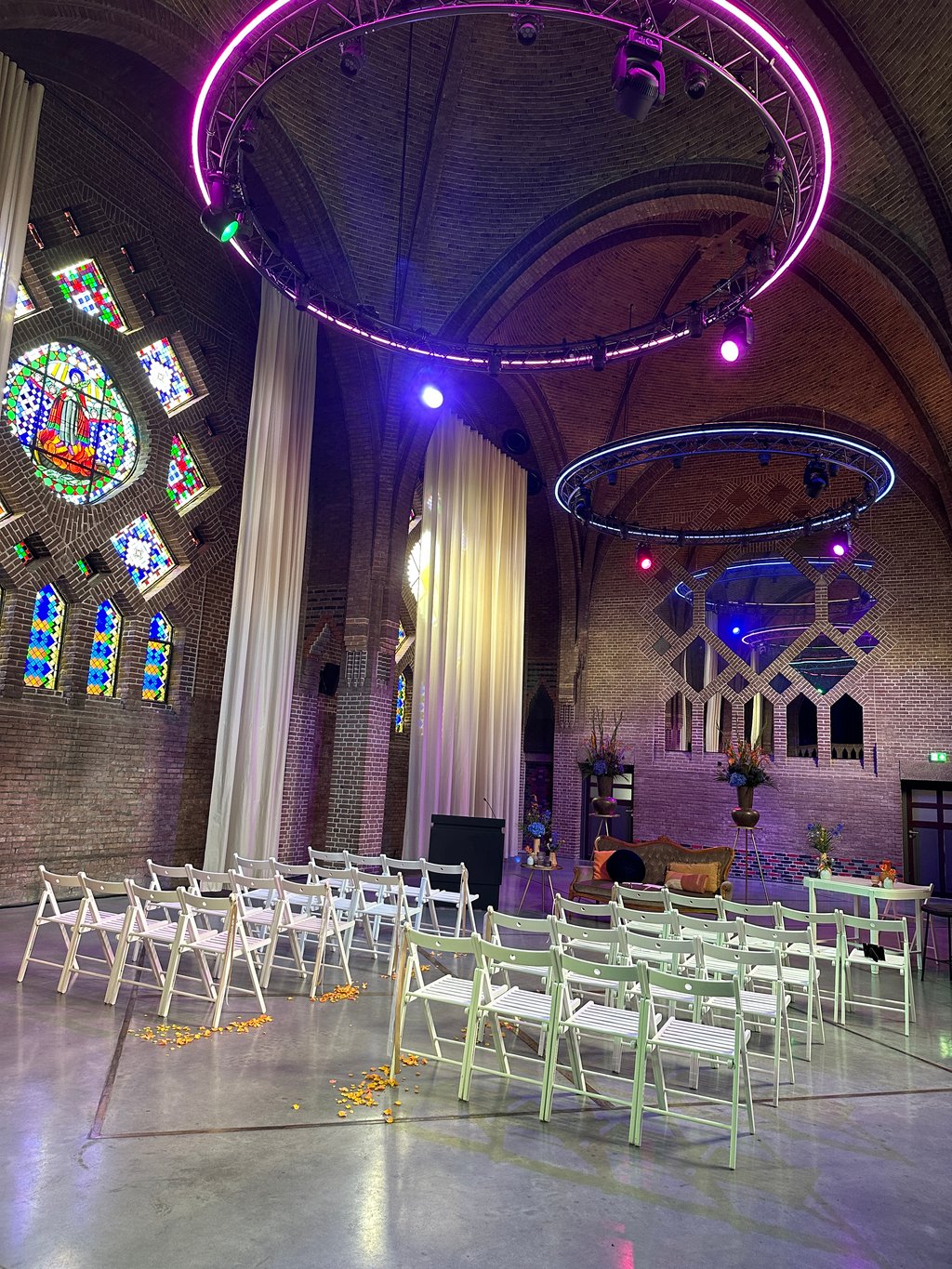 Ceremonie witte stoelen Kapel.JPG