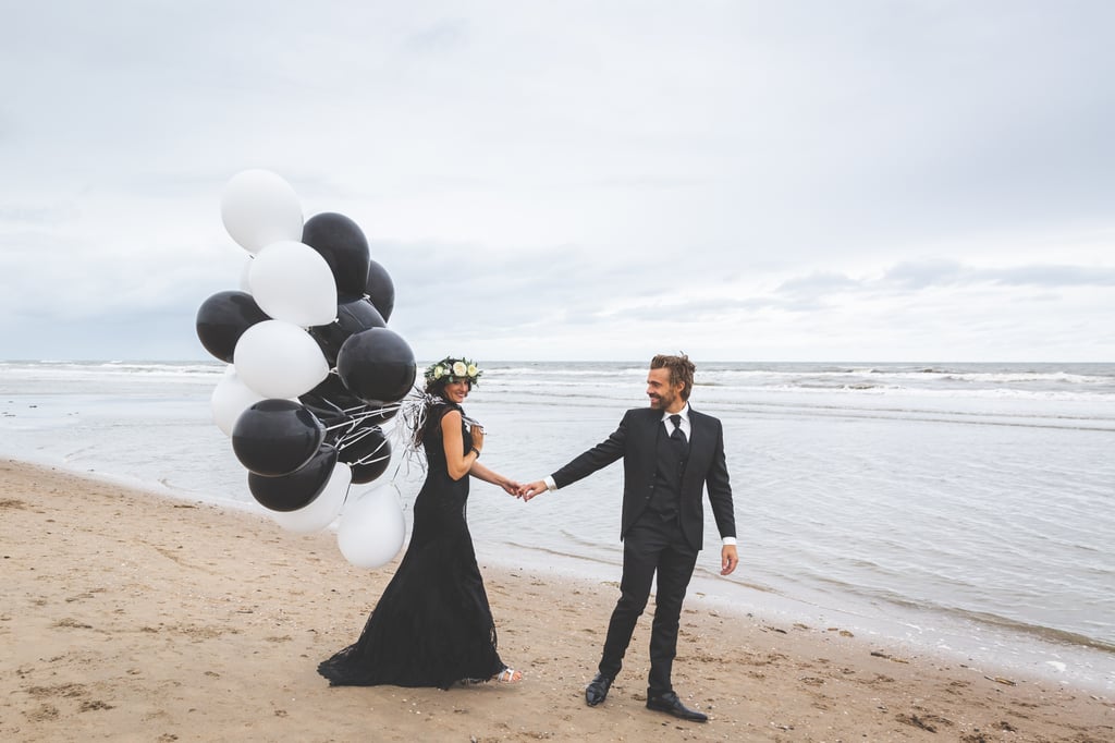 fotomoment van bruidspaar op het strand