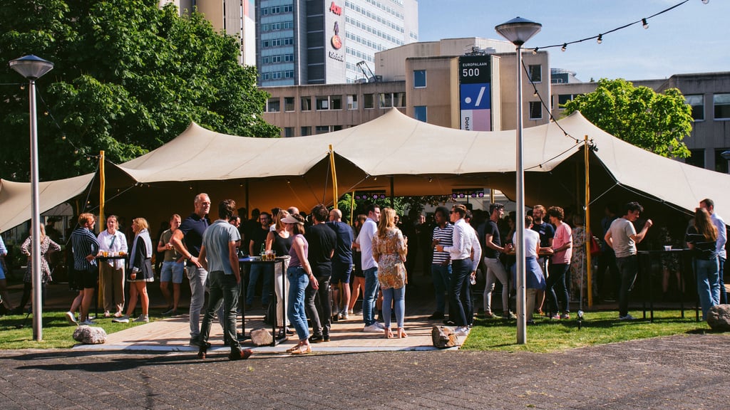 Stretch tent op de binnenplaats van de Dotslash Campus