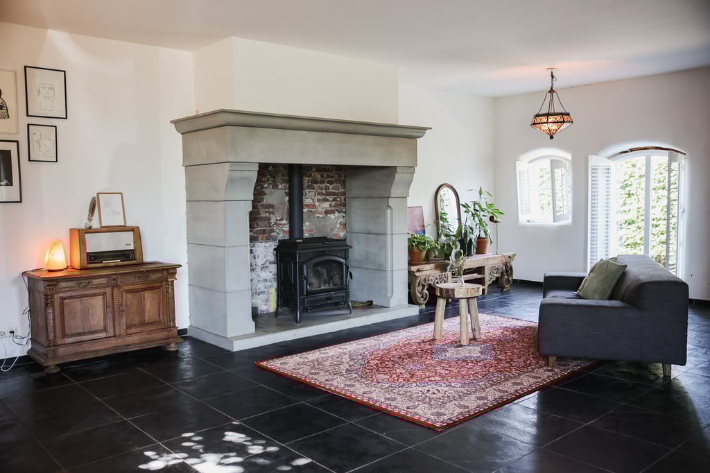 De sfeervolle woonkamer van de luxe woonboerderij
