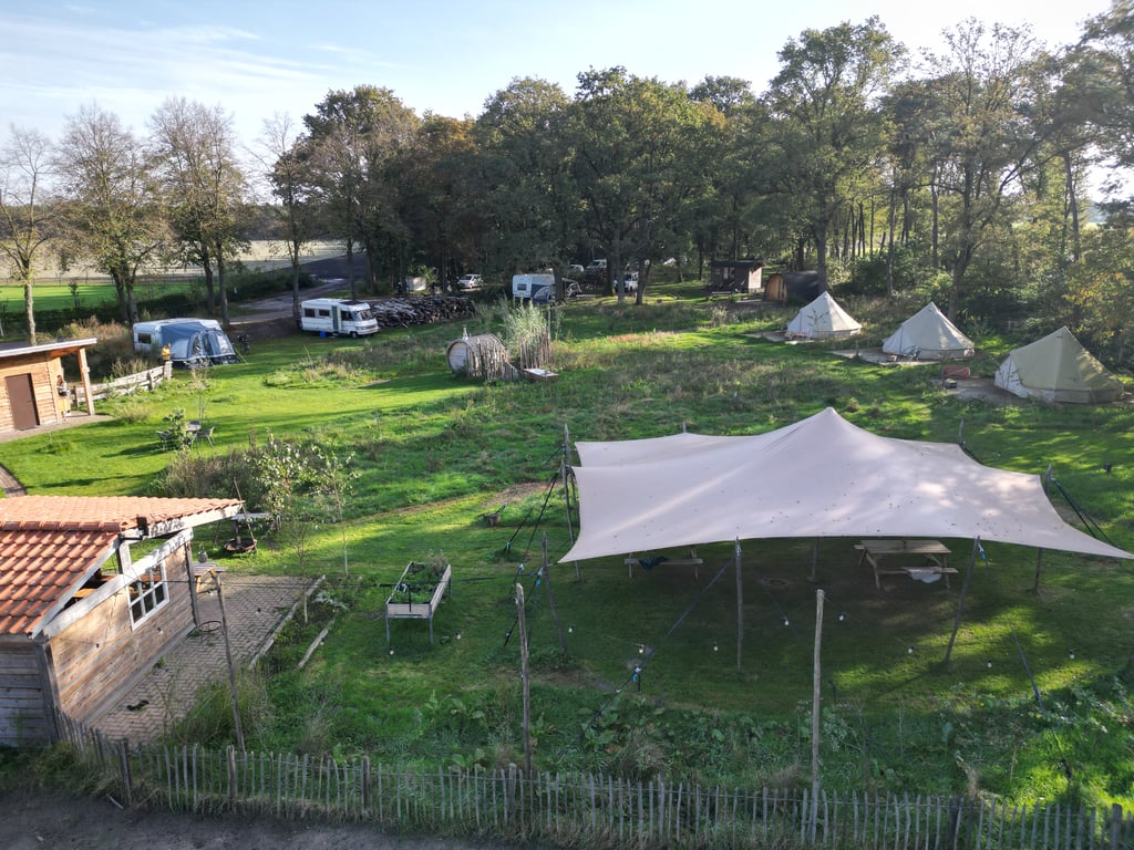 Zijaanzicht van de camping en stretchtent