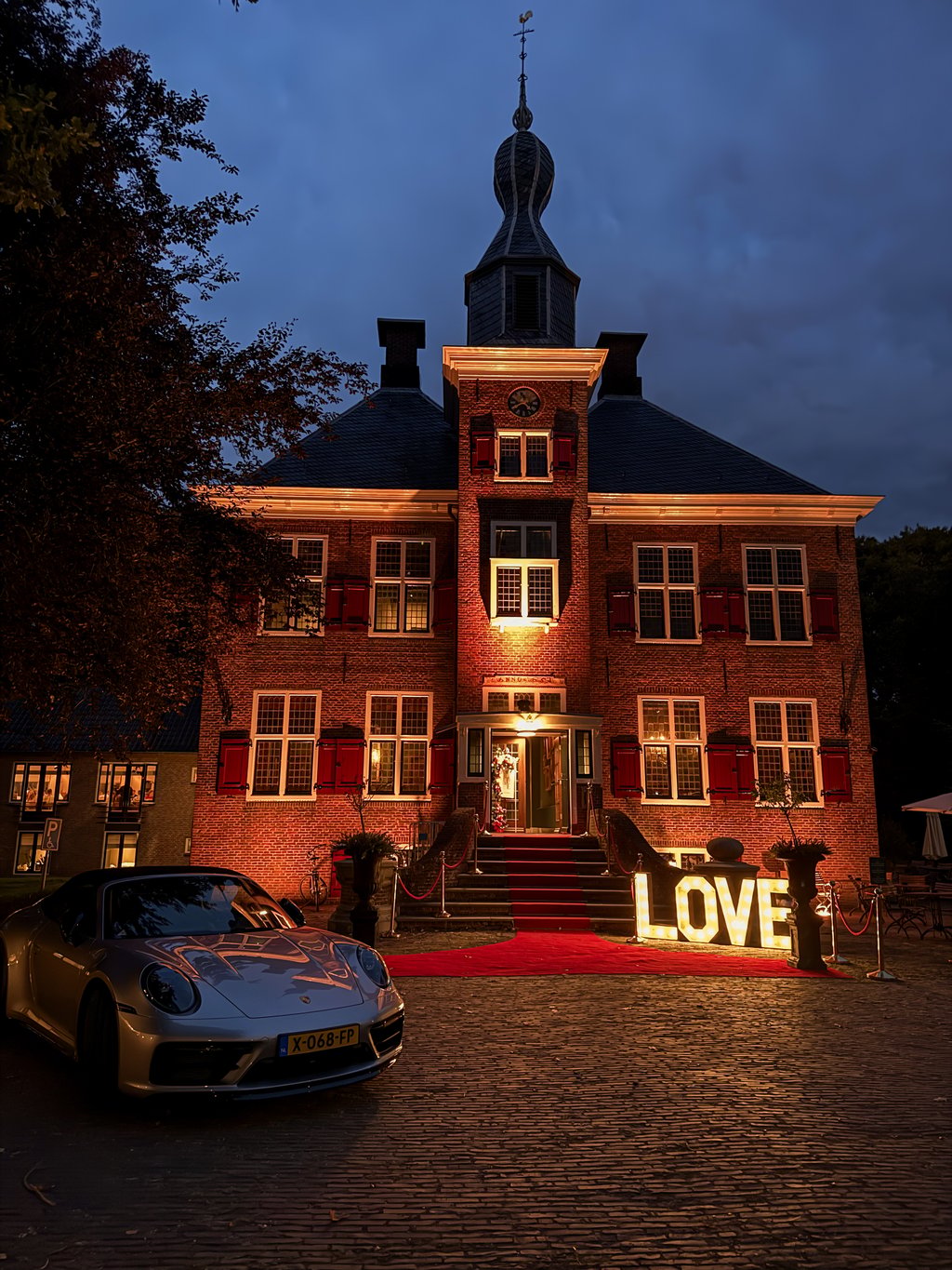 Trouwauto voorkant kasteel.jpeg