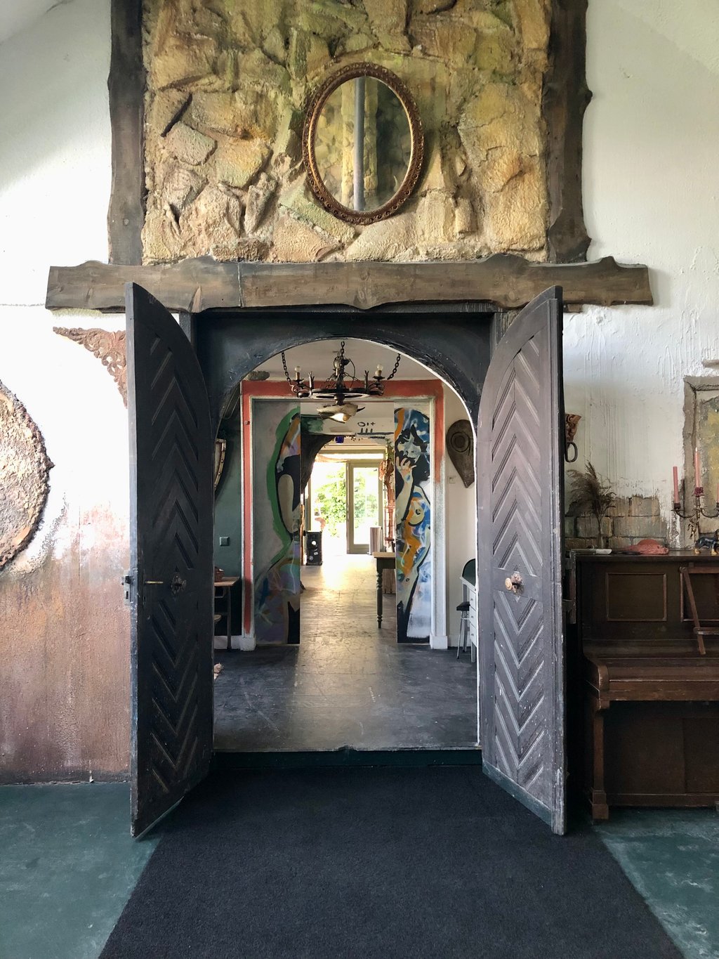 Totale doorkijk vanuit het atelier naar het terras