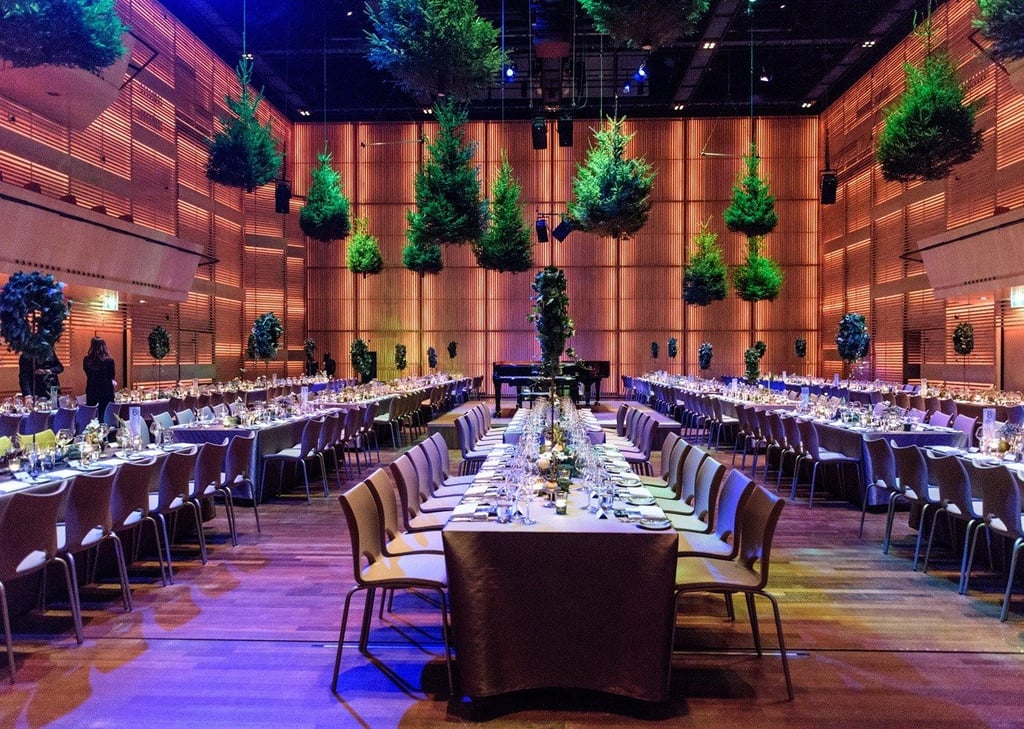 Grote Zaal - kerstdiner - kerstbomen als lucht decoratie