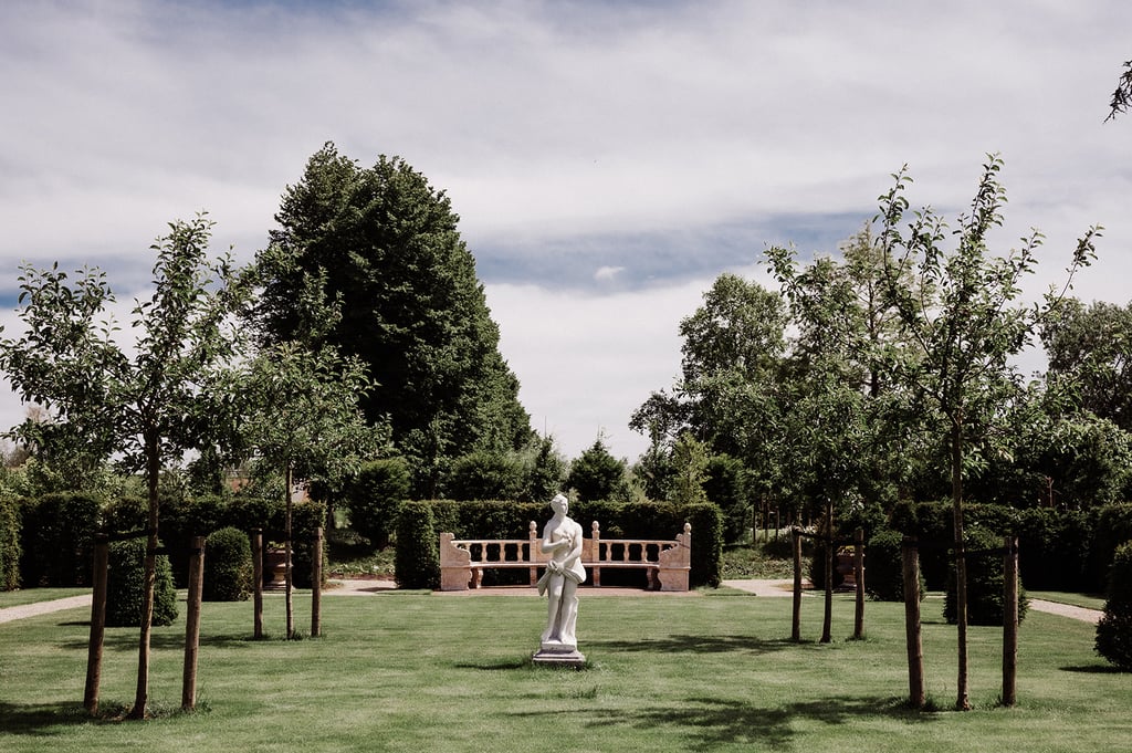 Formele tuin met standbeeld