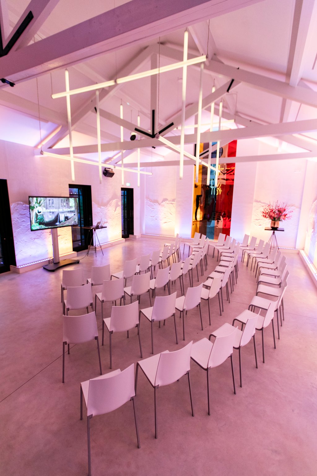 Ceremonie witte stoelen