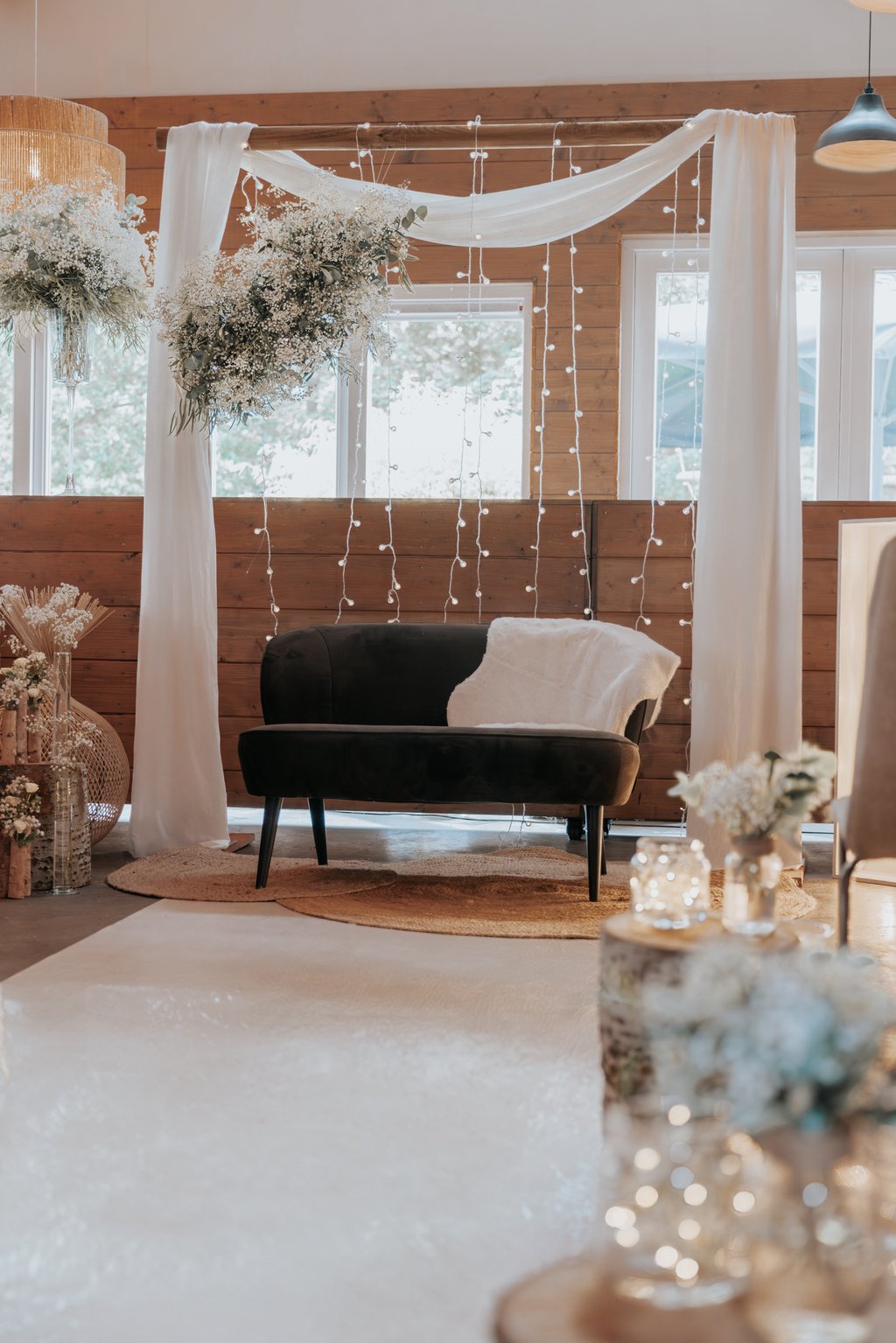 TROUWEN TASMAN - Ceremonie restaurant backdrop.jpg