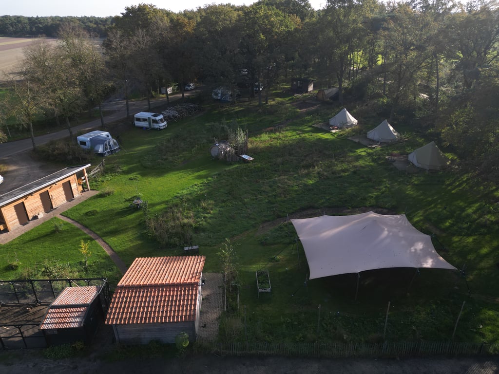 Bovenaanzicht van de camping van Wonder Woods