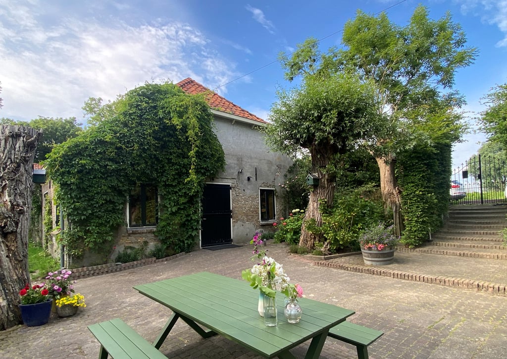 Toegang vanaf de dijk en het terras