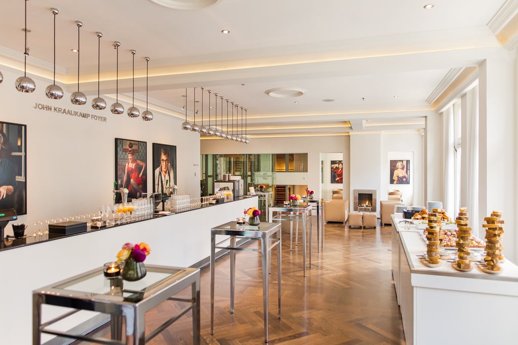 Evenementenlocatie-Amsterdam-DeLaMar-Theater-john-kraaijkamp-foyer-lunch3-LR