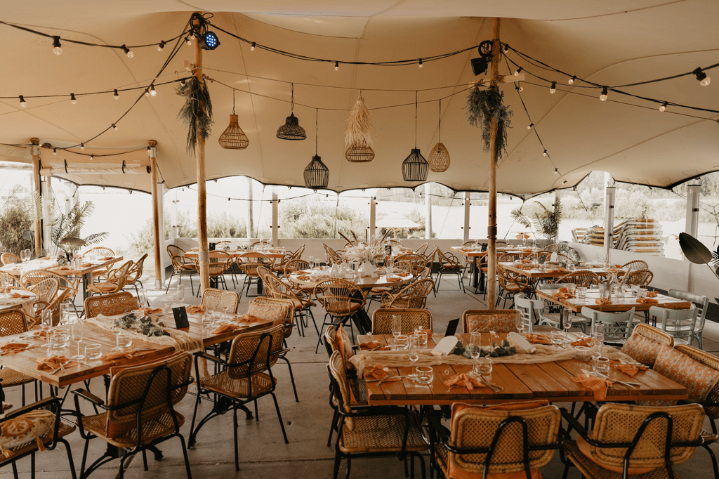 Diner onder de Stretch Tent