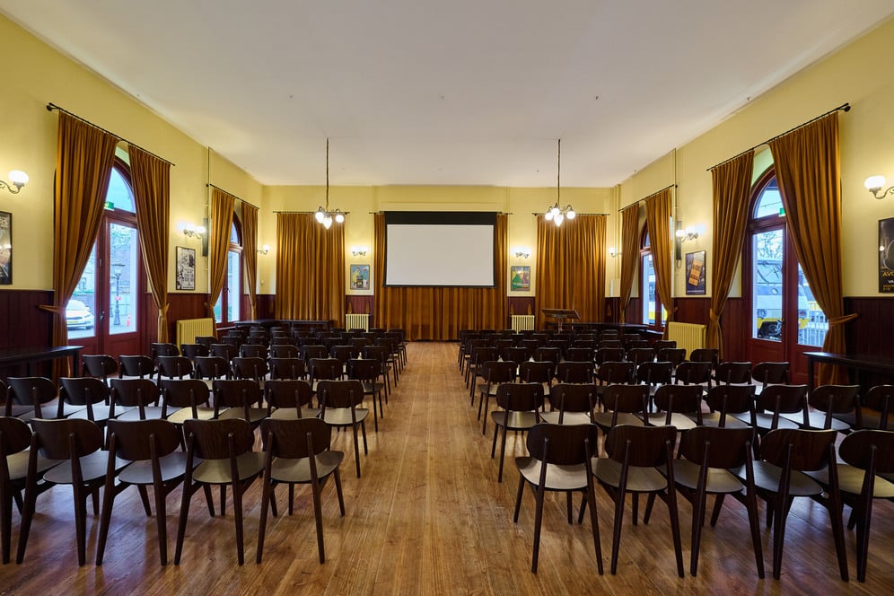 Wachtkamer-3e-Klasse-Cabaretopstelling