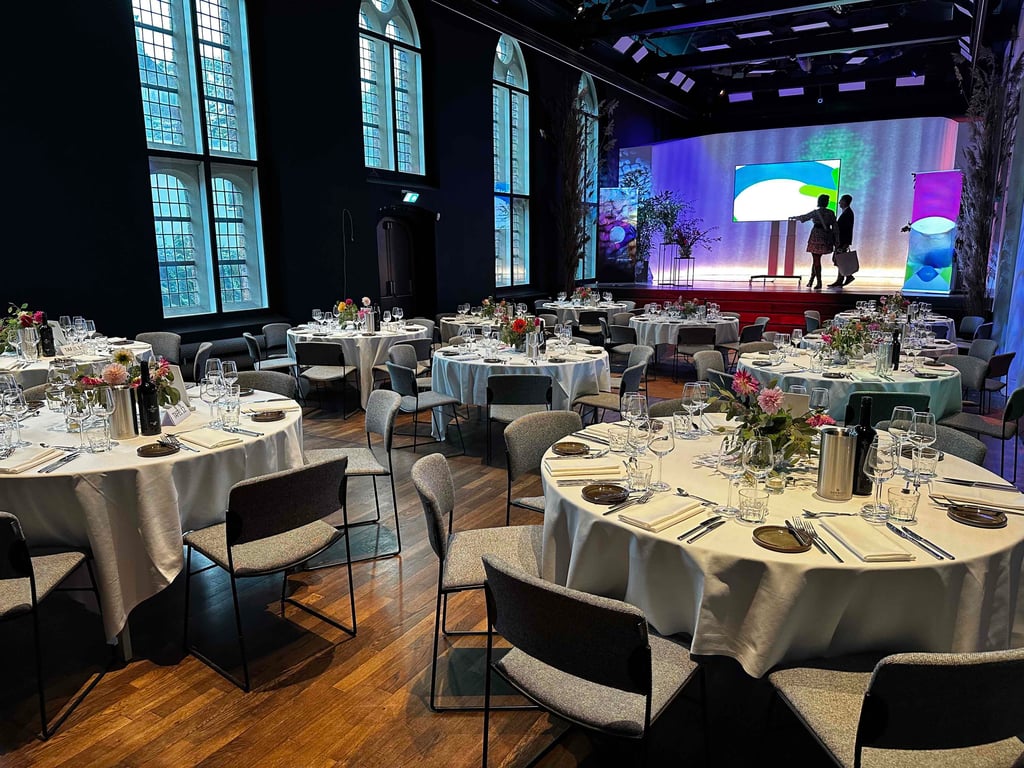 Grote zaal in diner opstelling · Leeuwenbergh