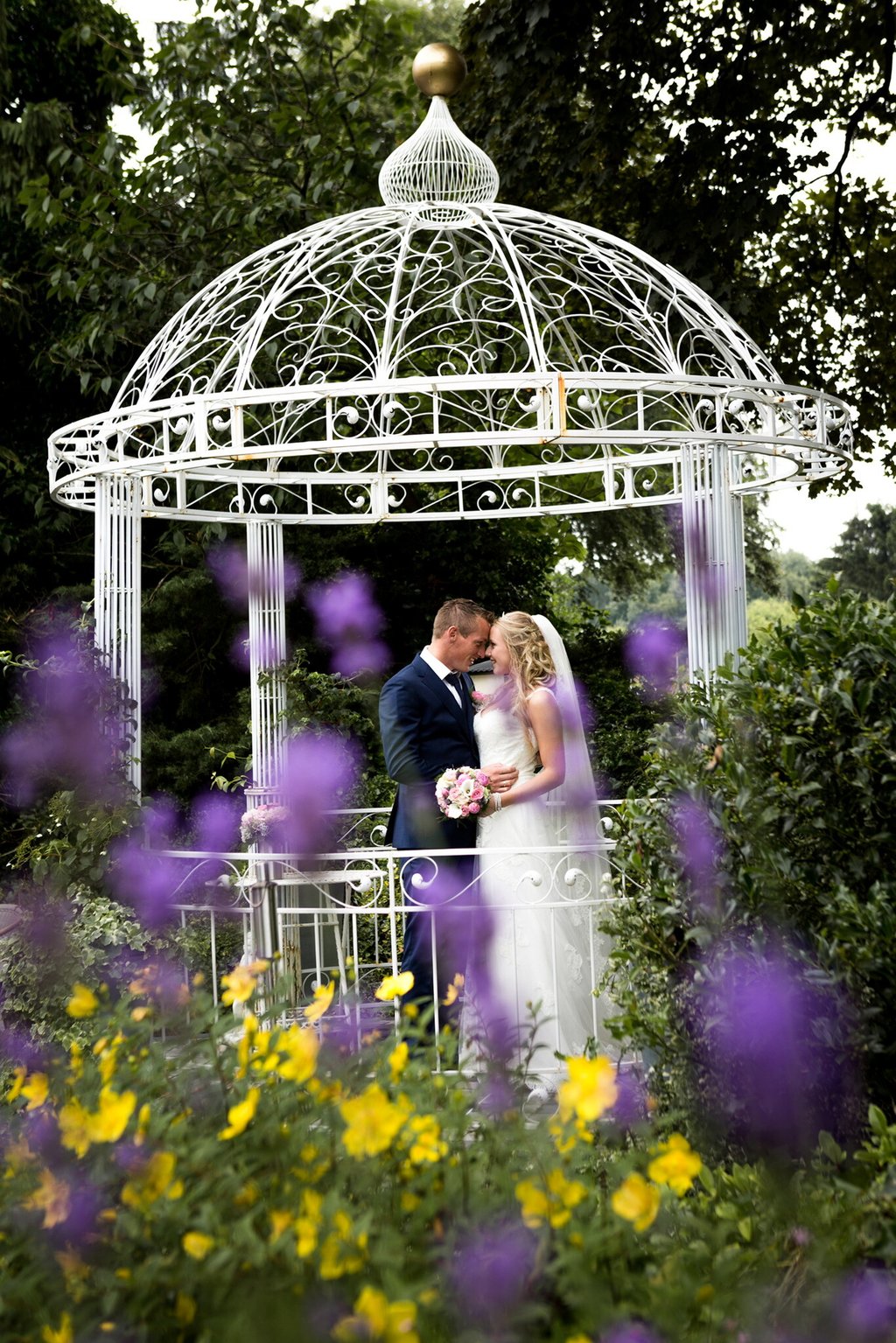 romantische foto shoot in het trouwprieel