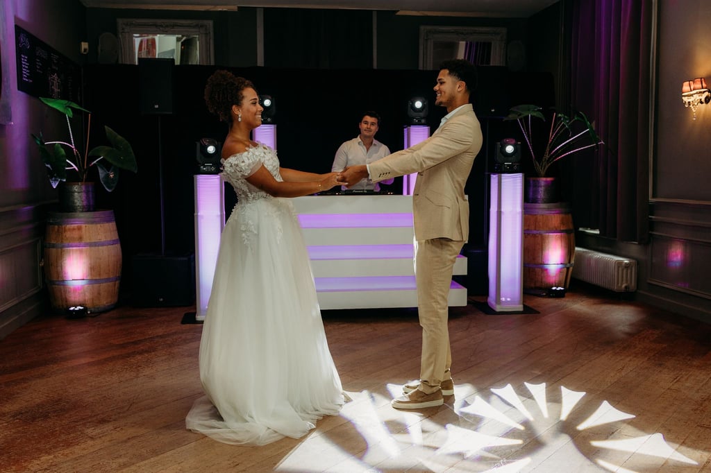 Bruidspaar opent de dans bij Landgoed Avegoor